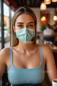 戴口罩女子在餐厅内的肖像