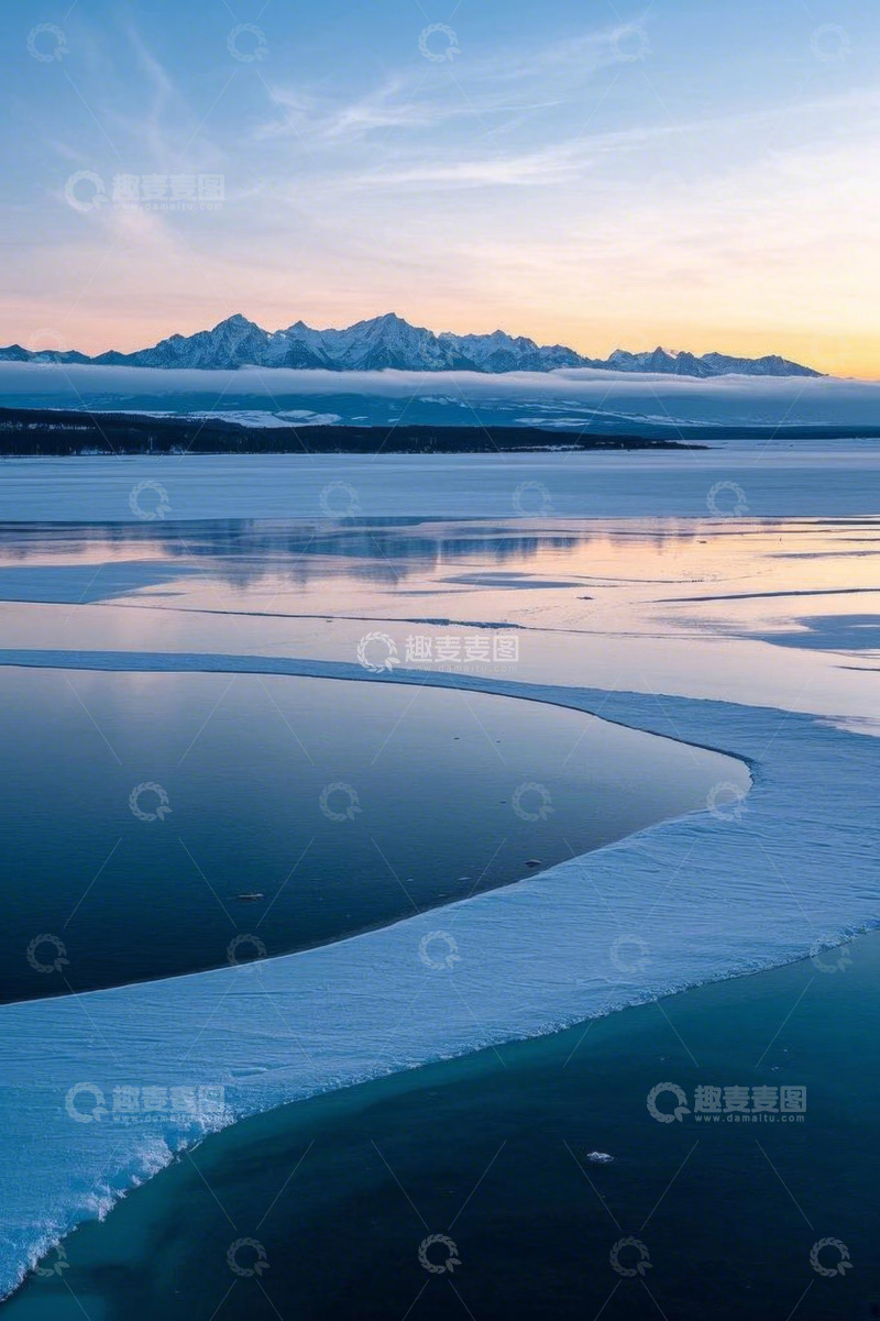 高清大图下载【趣麦麦图】冰雪覆盖湖面与远处雪山景观