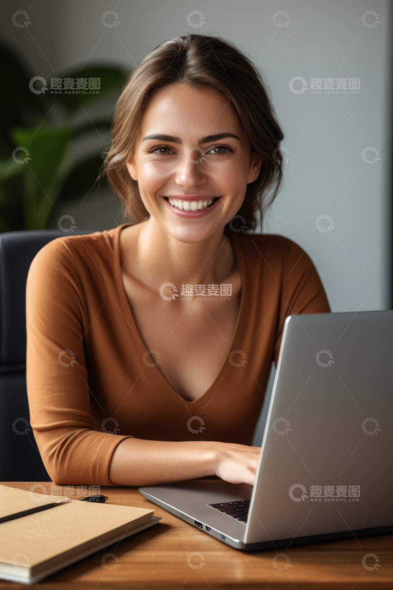 高清大图下载【趣麦麦图】微笑办公的女性