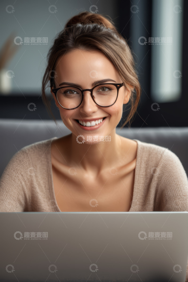 高清大图下载【趣麦麦图】戴眼镜年轻女性使用笔记本电脑