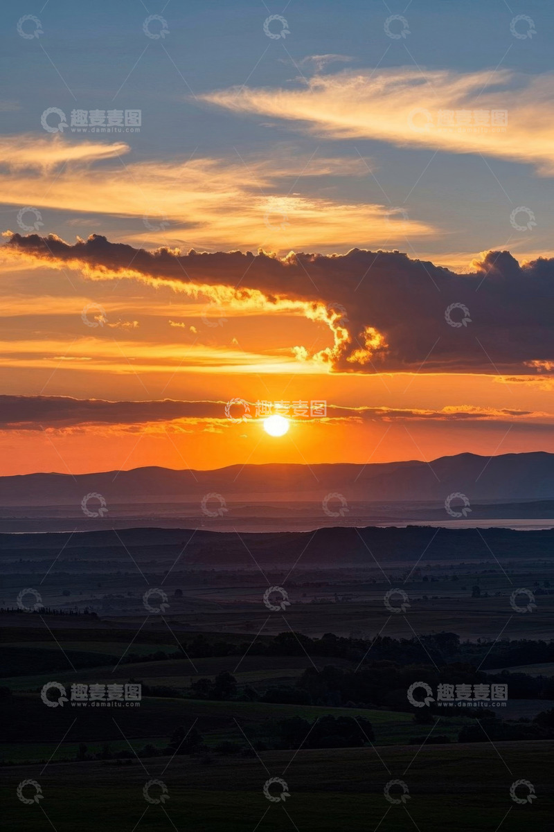 高清大图下载【趣麦麦图】日出时分田野与远山景色