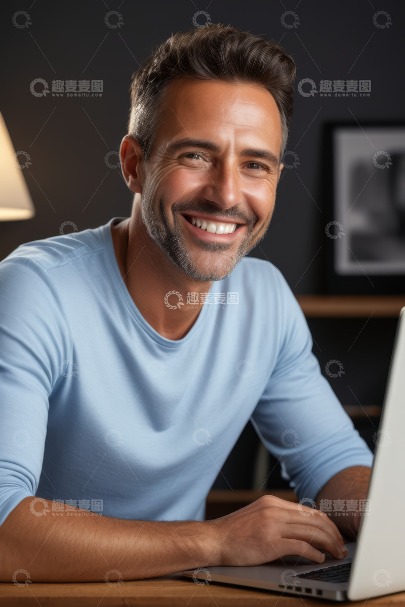 高清大图下载【趣麦麦图】男子居家使用笔记本电脑微笑