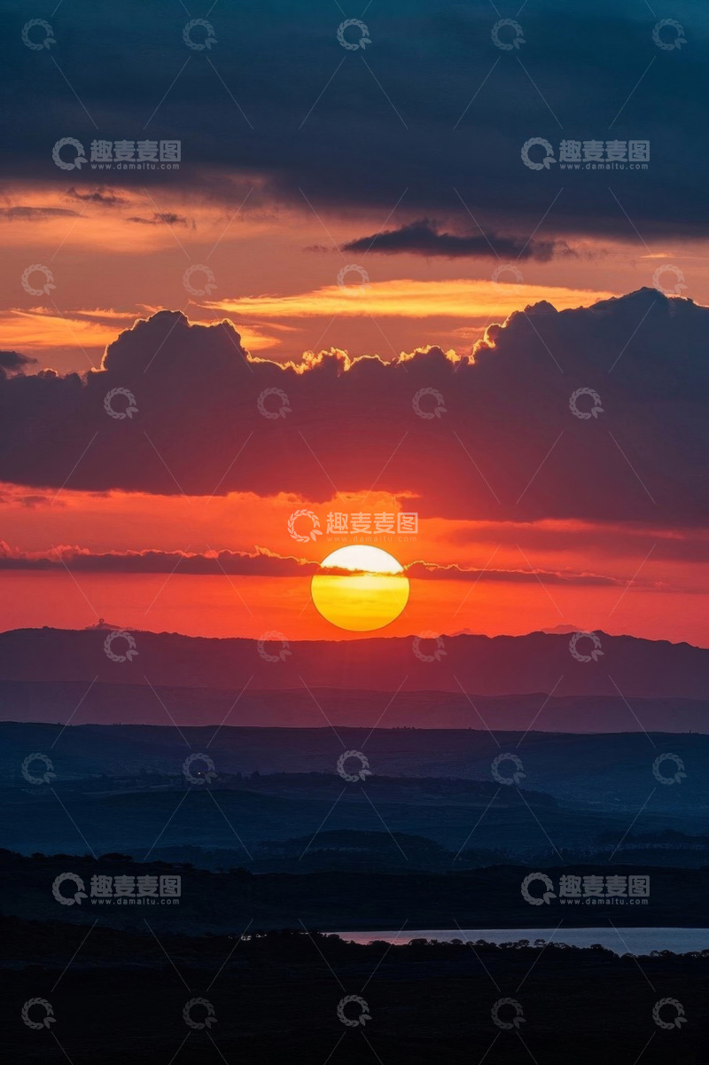 高清大图下载【趣麦麦图】日落时分天空与远山景色