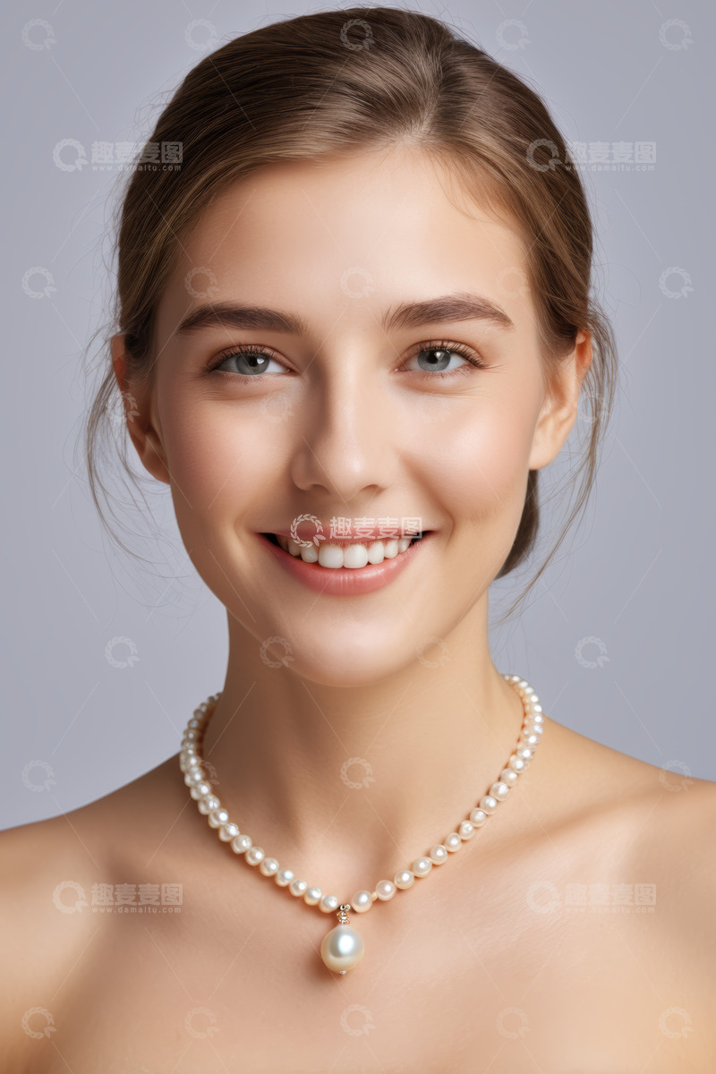 高清大图下载【趣麦麦图】佩戴珍珠项链微笑的女孩肖像