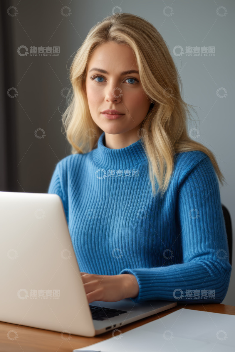 高清大图下载【趣麦麦图】金发女子使用笔记本电脑办公