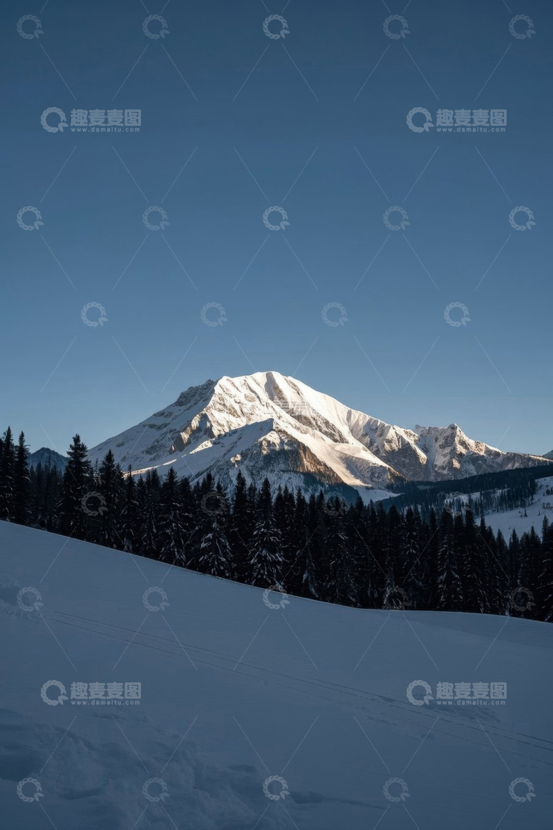 高清大图下载【趣麦麦图】雪覆山林中的巍峨雪山