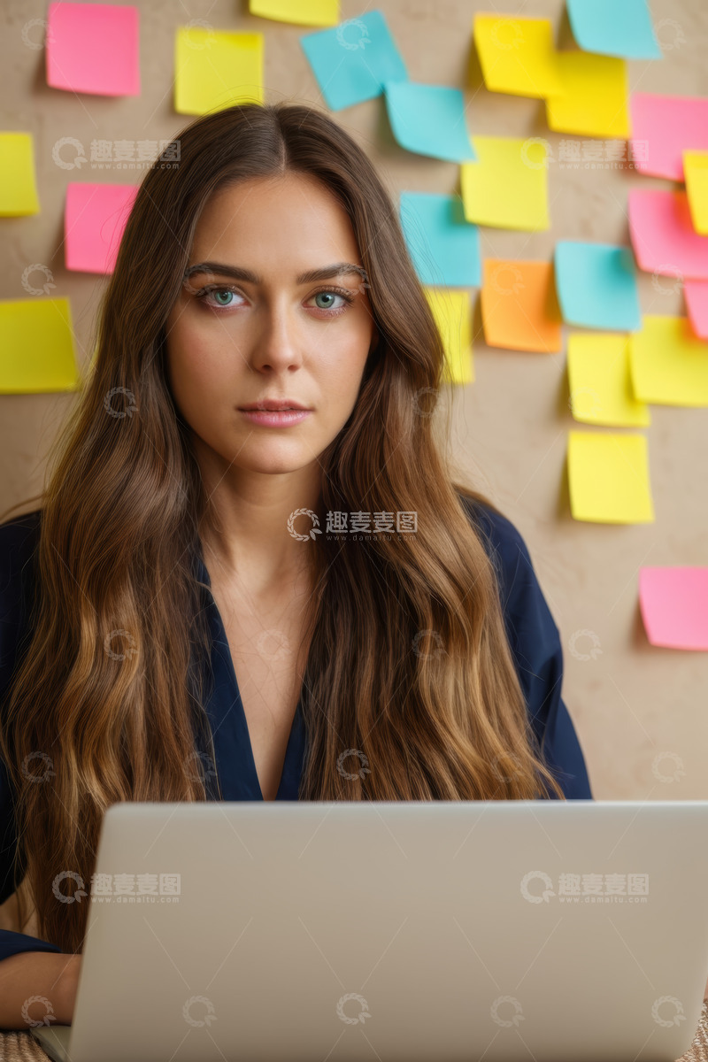 高清大图下载【趣麦麦图】女性办公使用笔记本电脑场景