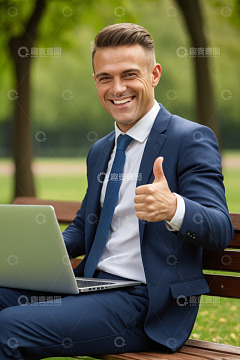 户外长椅上办公的西装男子