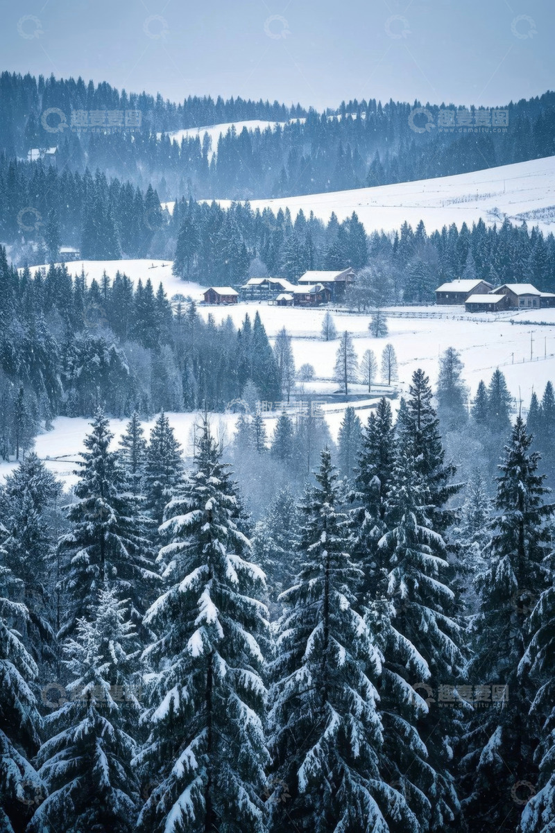 高清大图下载【趣麦麦图】冬日雪覆森林与山间小屋