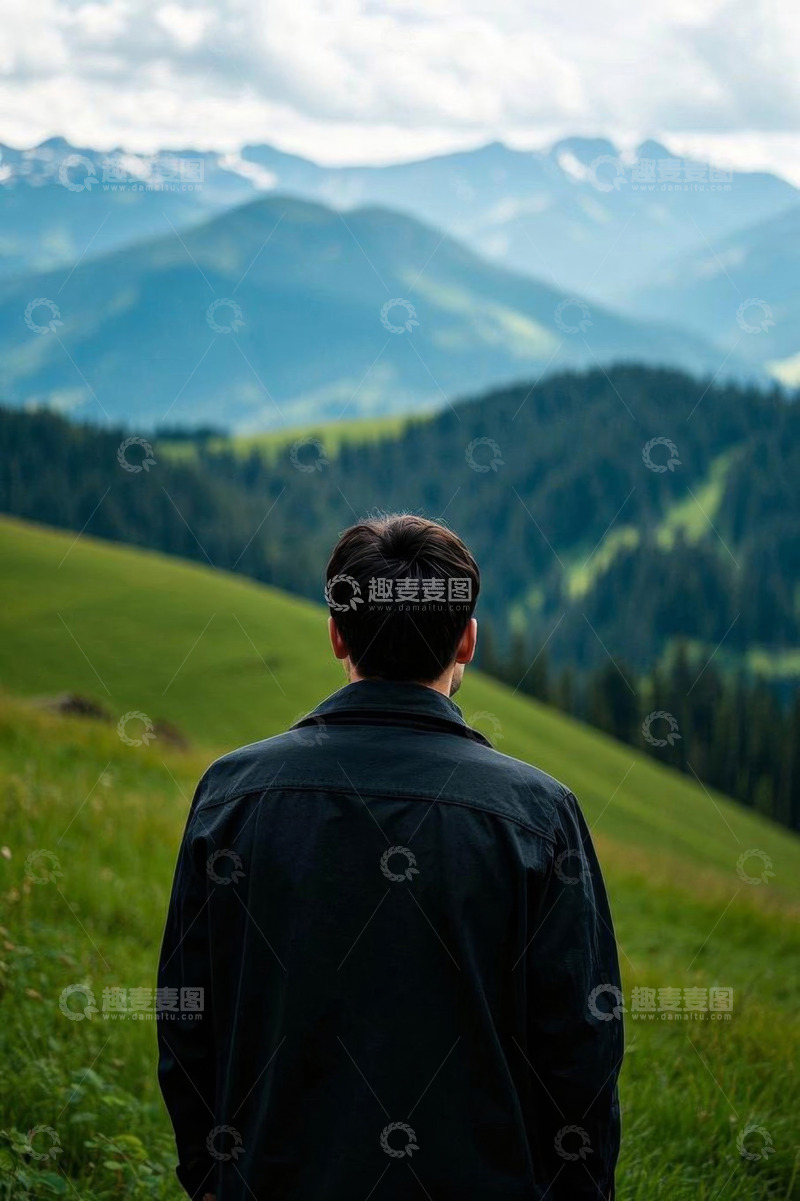 高清大图下载【趣麦麦图】男子眺望山间自然风光