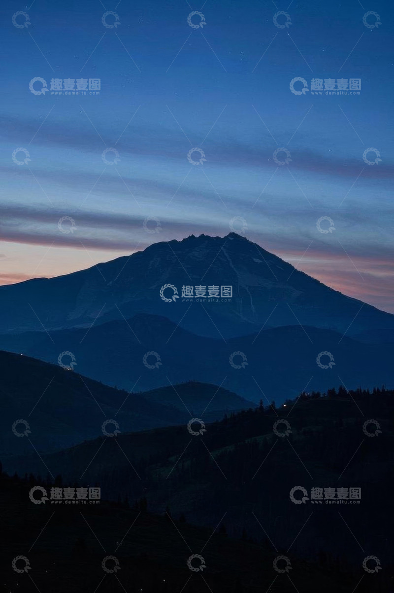 高清大图下载【趣麦麦图】暮色中连绵山脉与天空景观