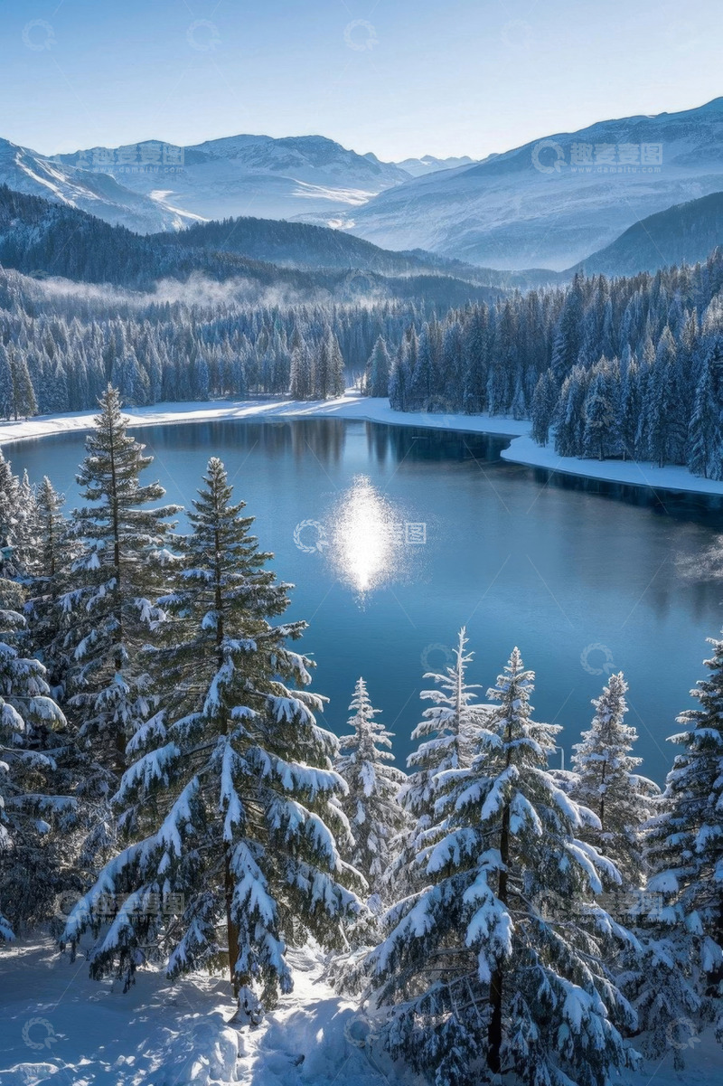 高清大图下载【趣麦麦图】冬日雪覆山林中的静谧湖泊