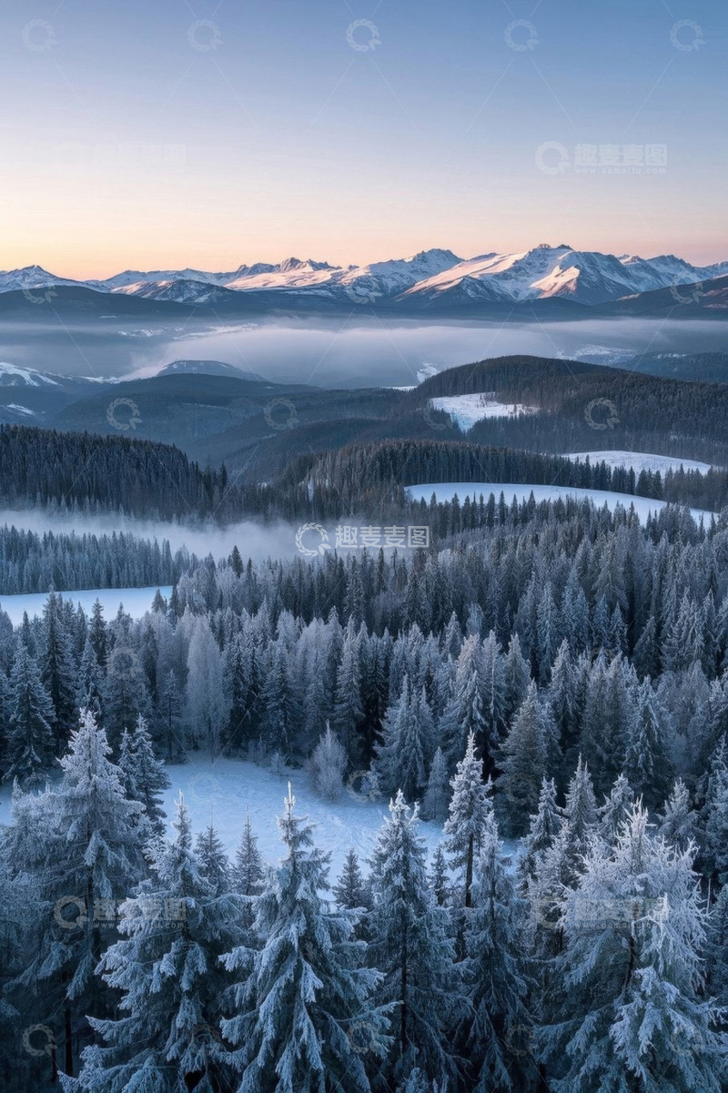 高清大图下载【趣麦麦图】雪覆山林与远山的自然风光