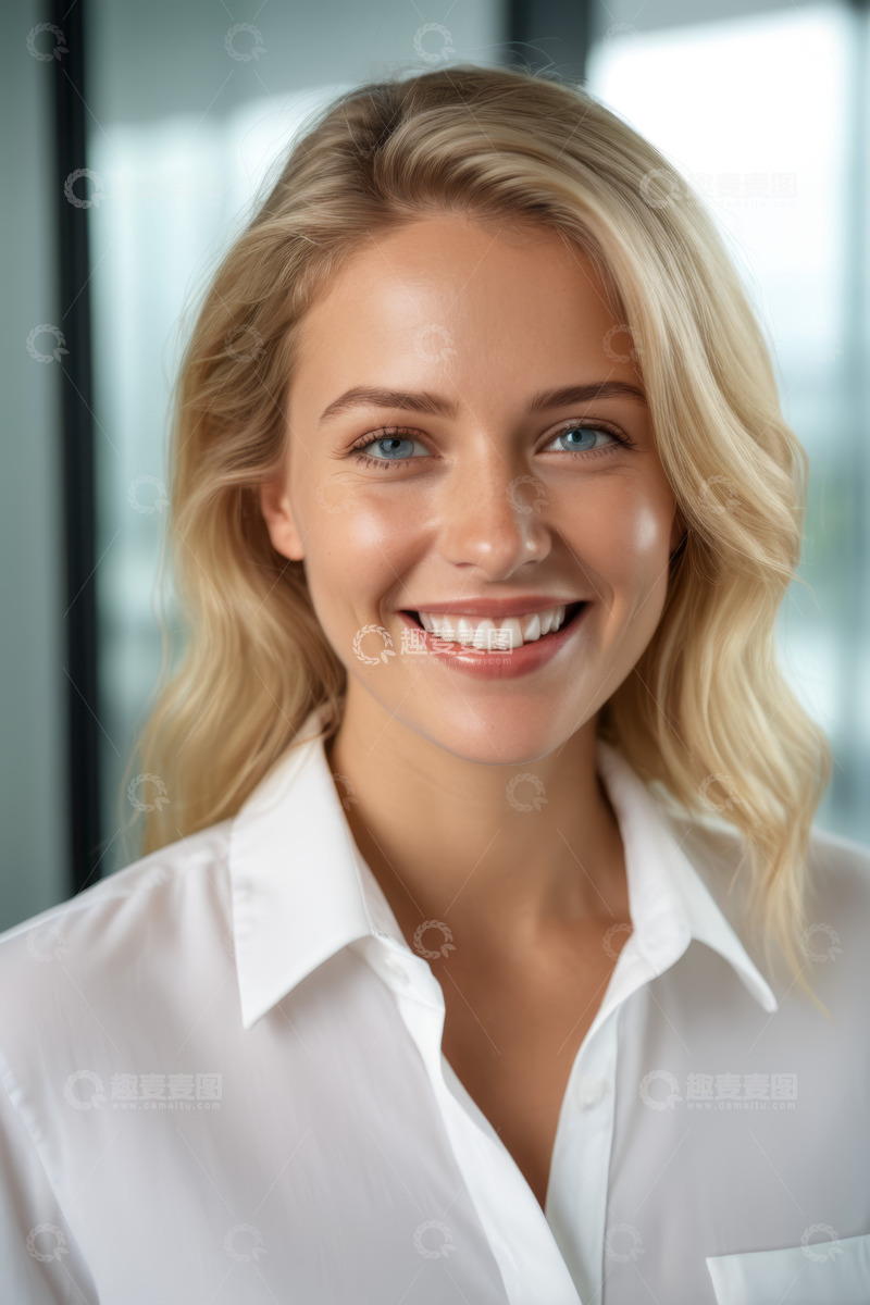 高清大图下载【趣麦麦图】微笑金发女性职业肖像