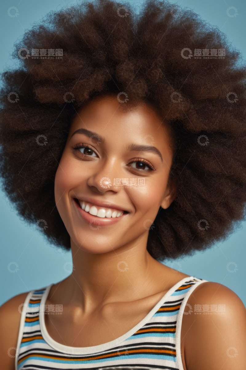 高清大图下载【趣麦麦图】微笑的非洲裔女性肖像