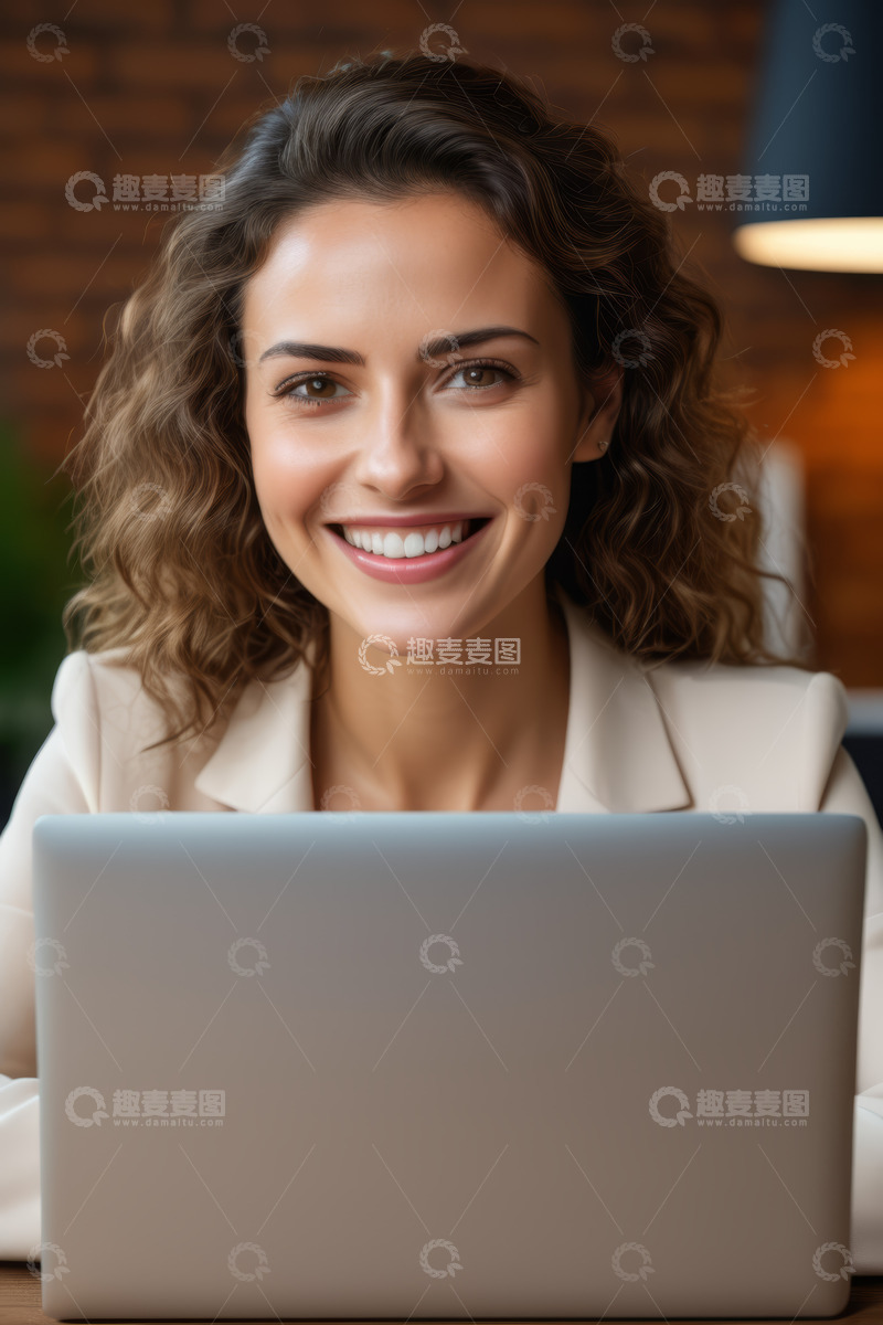 高清大图下载【趣麦麦图】微笑女性办公使用笔记本电脑