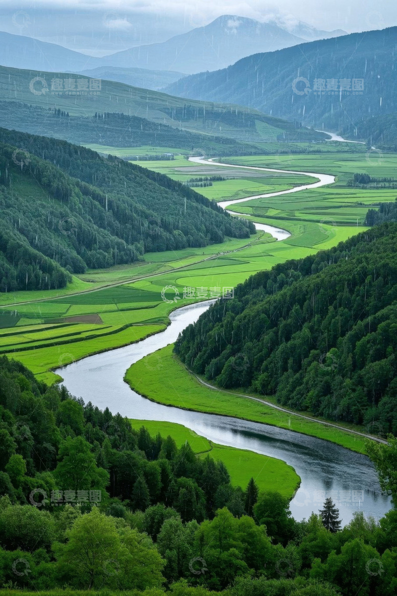 高清大图下载【趣麦麦图】雨中蜿蜒河流与绿色田野景观