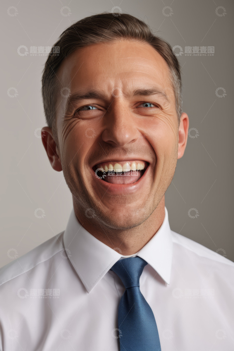 高清大图下载【趣麦麦图】穿着正装微笑的商务男士