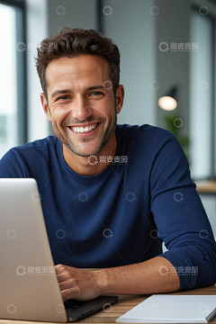 男子使用笔记本电脑微笑画面