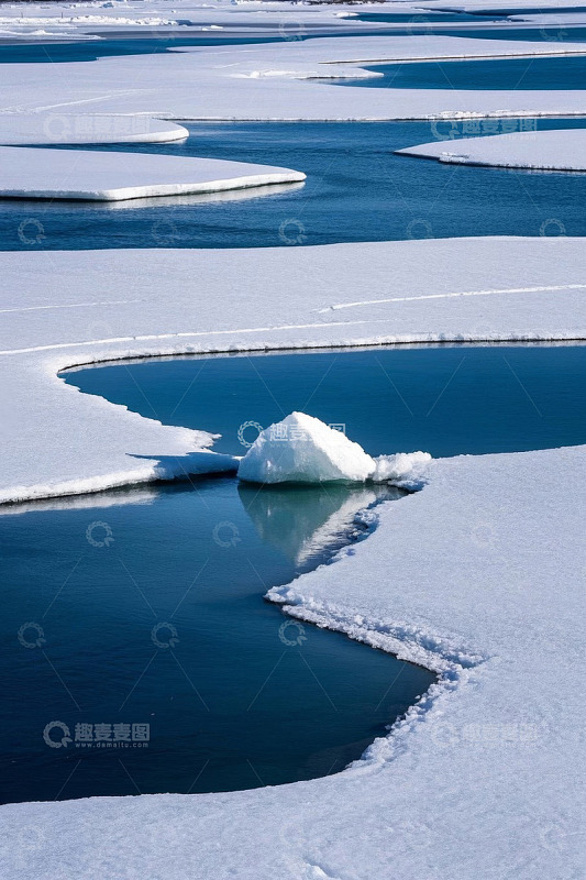 冰雪覆盖水面与浮冰景观