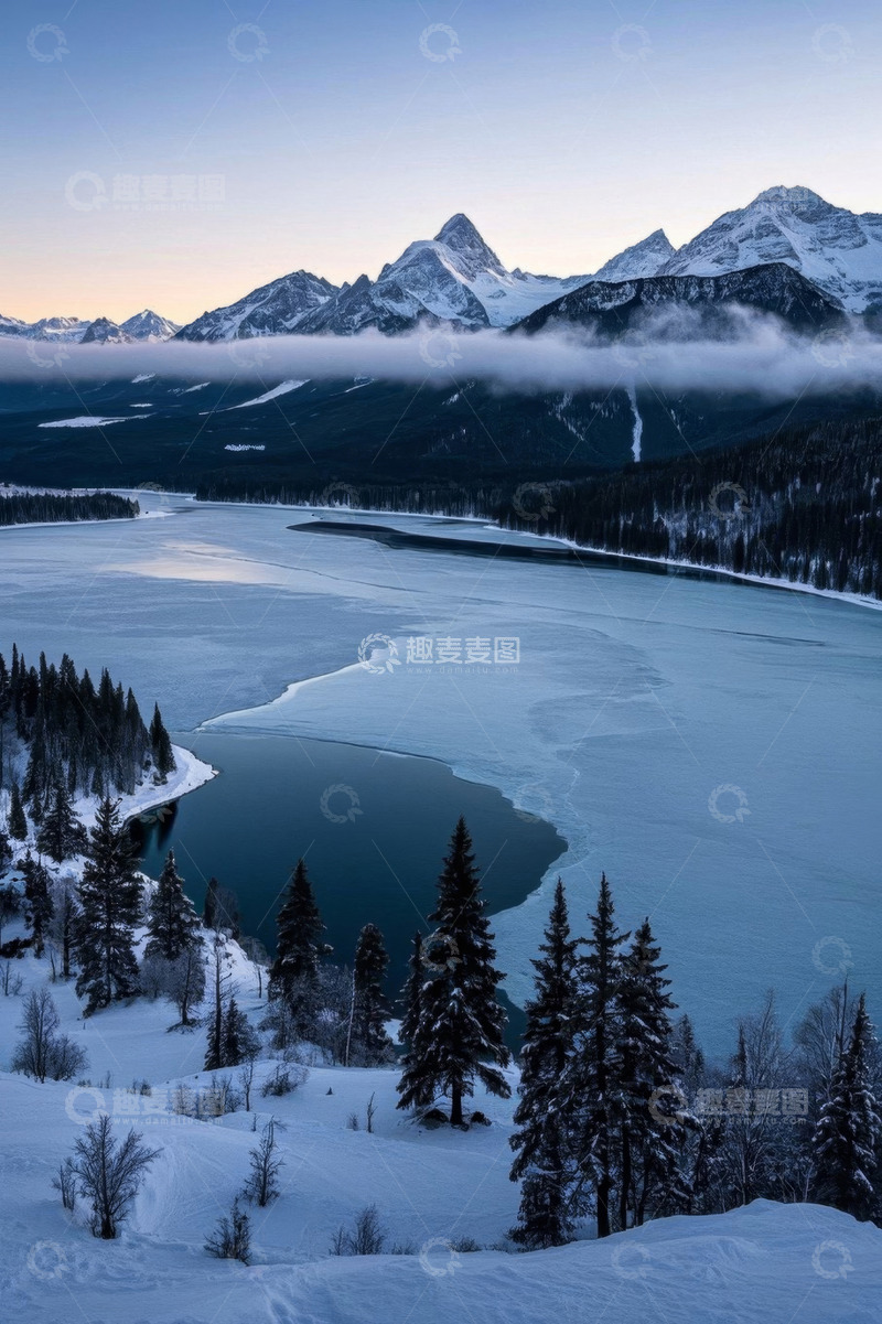 高清大图下载【趣麦麦图】雪山下的冰封湖泊与森林景观