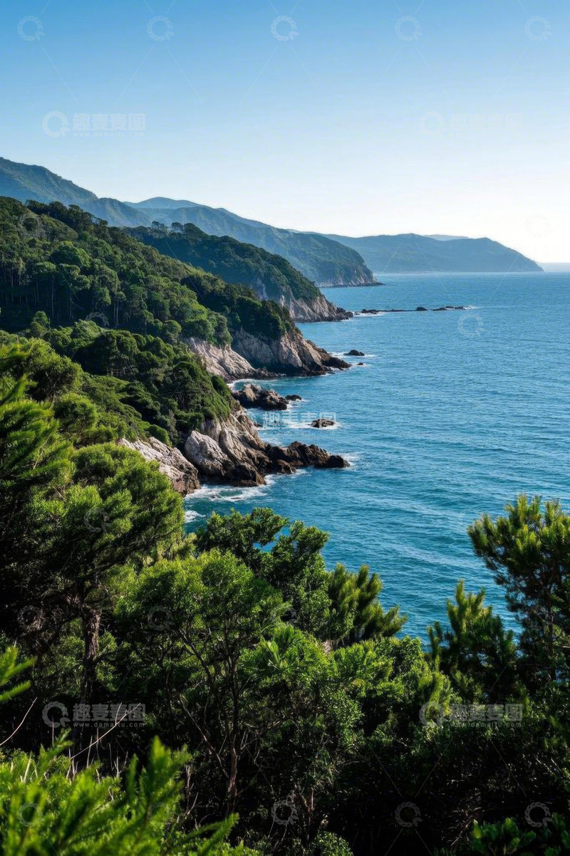 高清大图下载【趣麦麦图】海岸边的青山绿树与蓝色海水