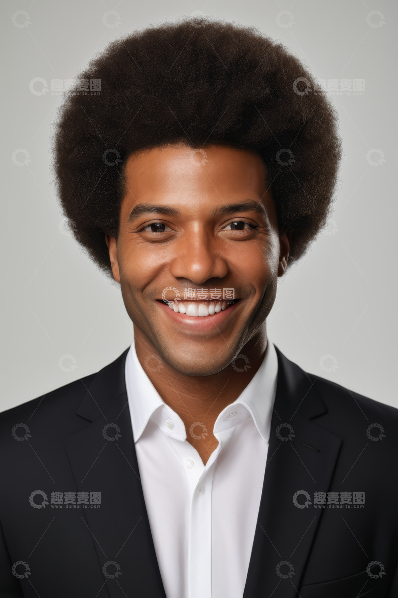高清大图下载【趣麦麦图】穿着西装微笑的非洲裔男子