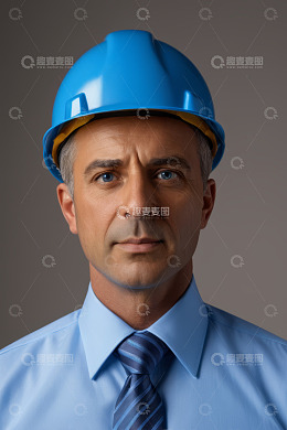 戴安全帽的商务男性肖像