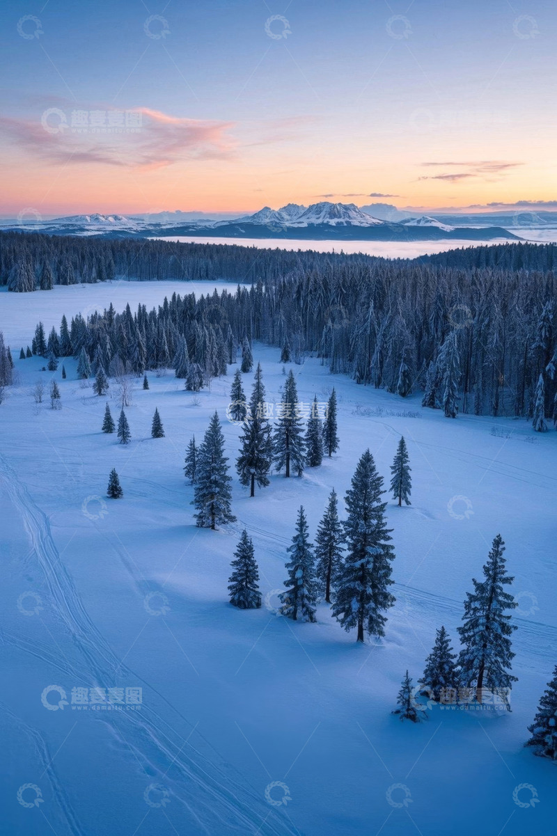 高清大图下载【趣麦麦图】雪后森林与远山日出景象