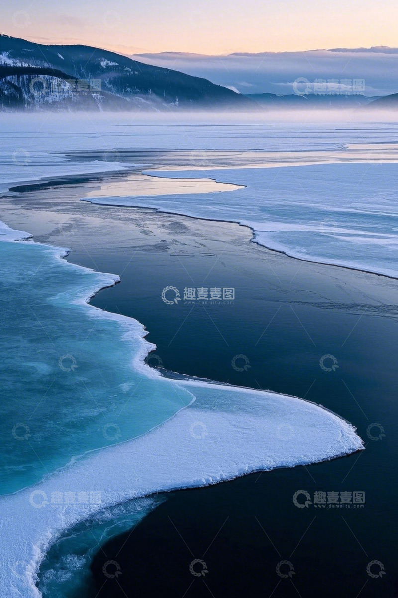 高清大图下载【趣麦麦图】冰封河流与远山的自然景观