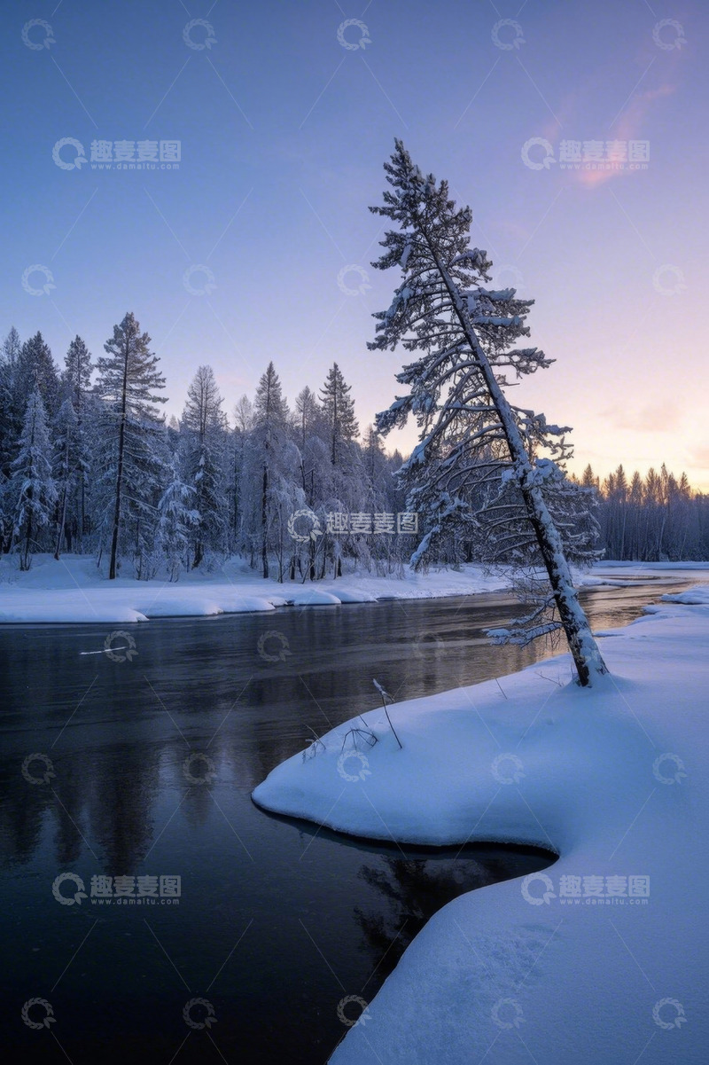 高清大图下载【趣麦麦图】冬季雪覆森林河畔景色