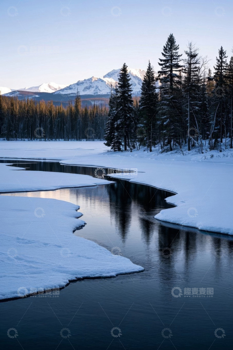 高清大图下载【趣麦麦图】雪覆山林间的河流景观