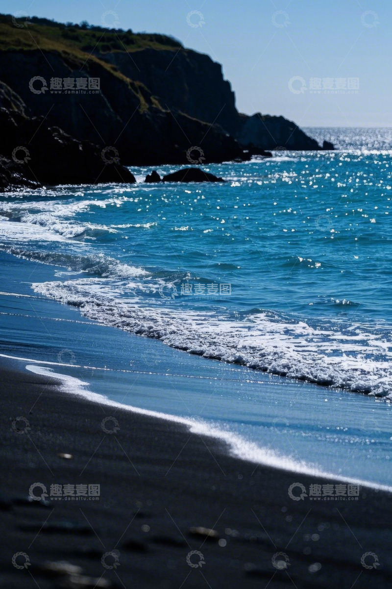 高清大图下载【趣麦麦图】海岸边海浪拍打沙滩景象