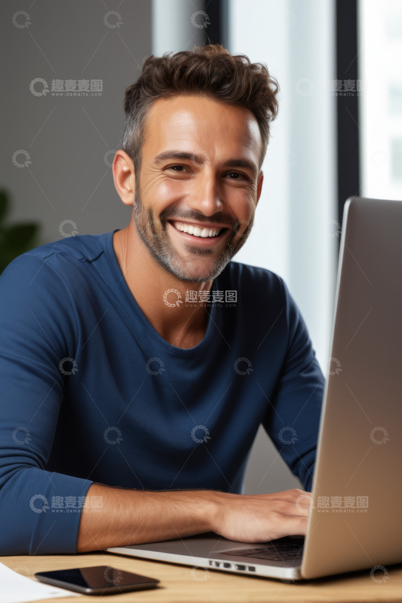 高清大图下载【趣麦麦图】男人使用笔记本电脑办公