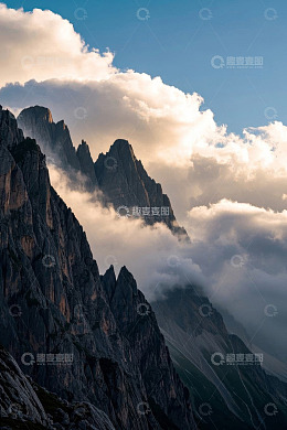 壮丽山景与云雾