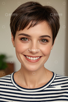 微笑短发女士面部特写