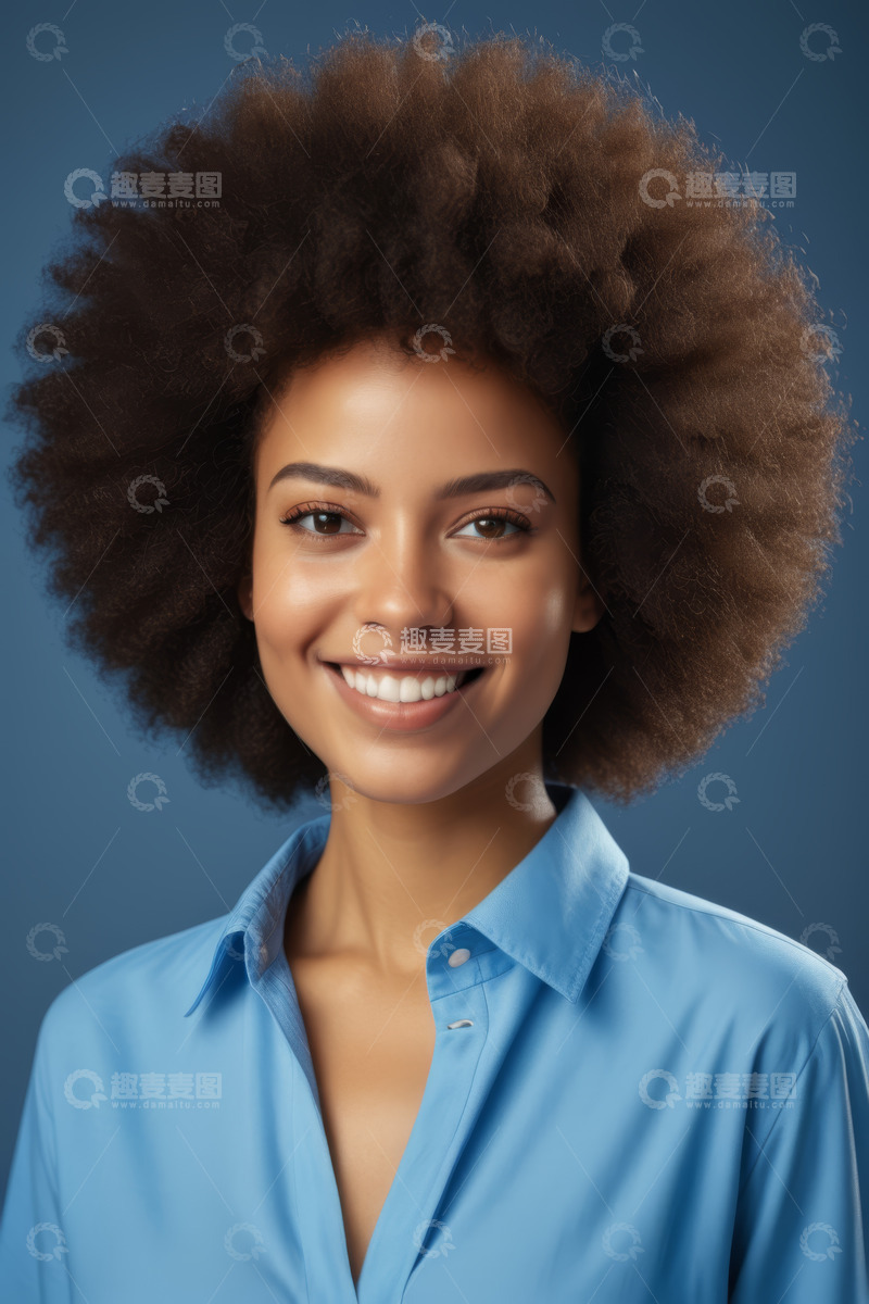 高清大图下载【趣麦麦图】微笑的非洲裔女性半身像