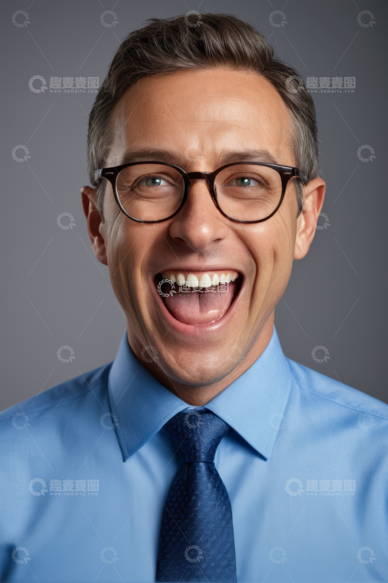 高清大图下载【趣麦麦图】穿着正装微笑的男士肖像