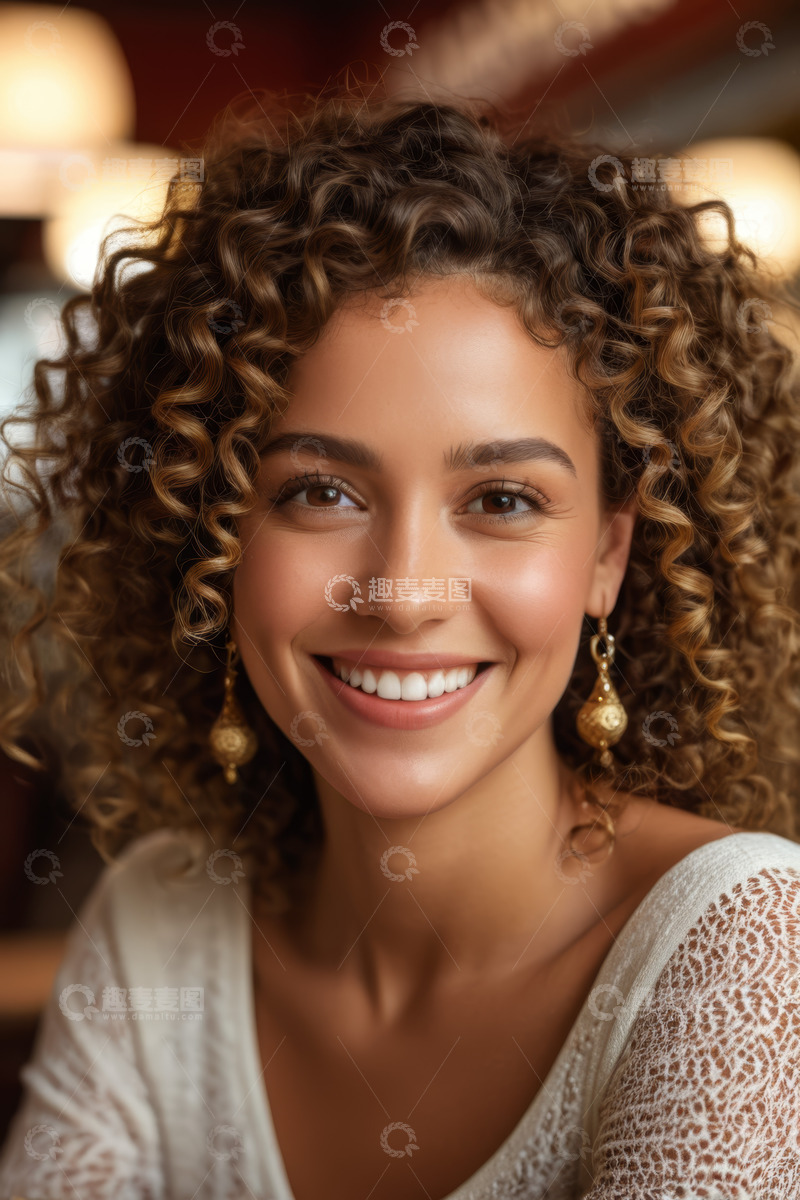 高清大图下载【趣麦麦图】卷发女子微笑肖像