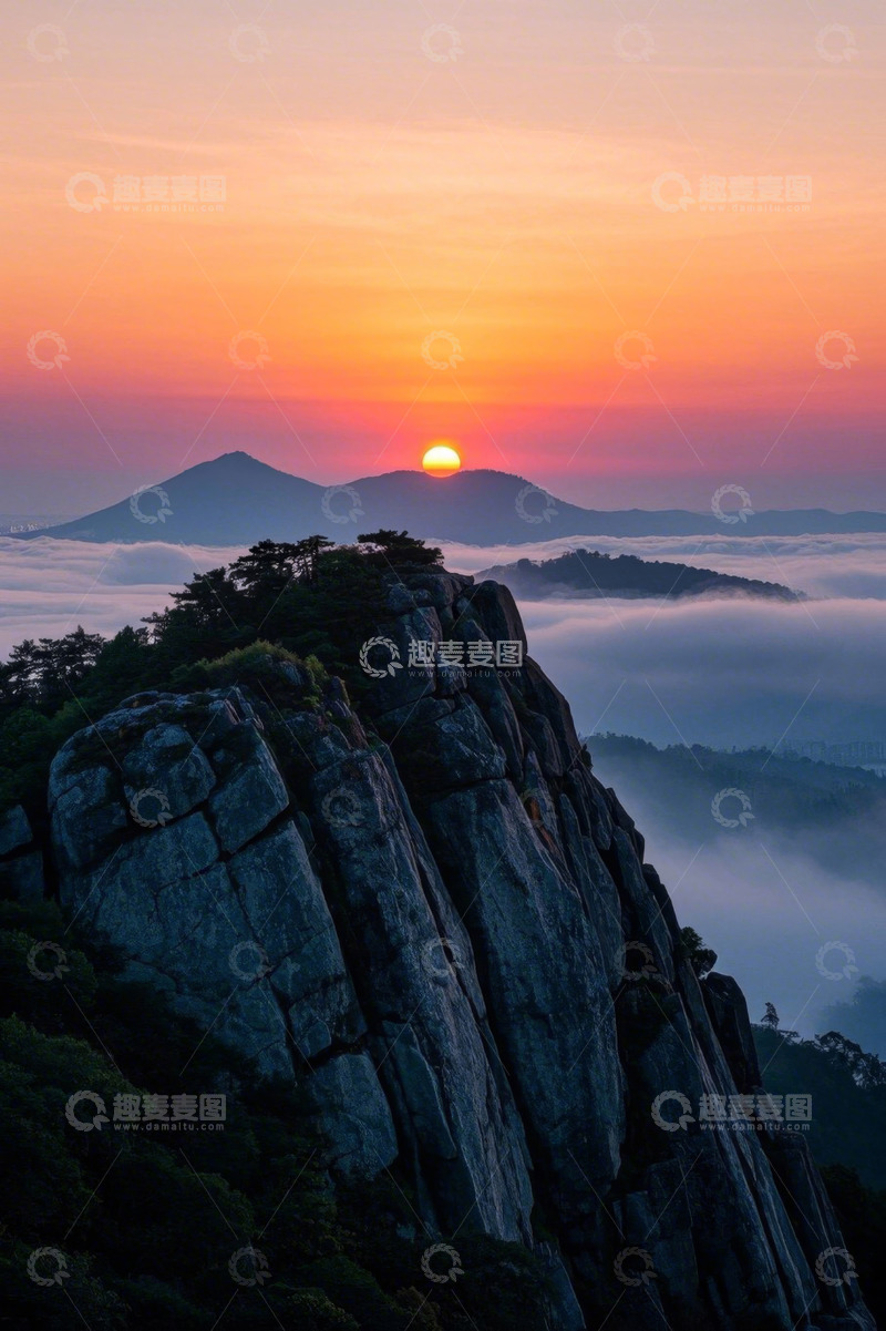 高清大图下载【趣麦麦图】山峰云海间的日出景象