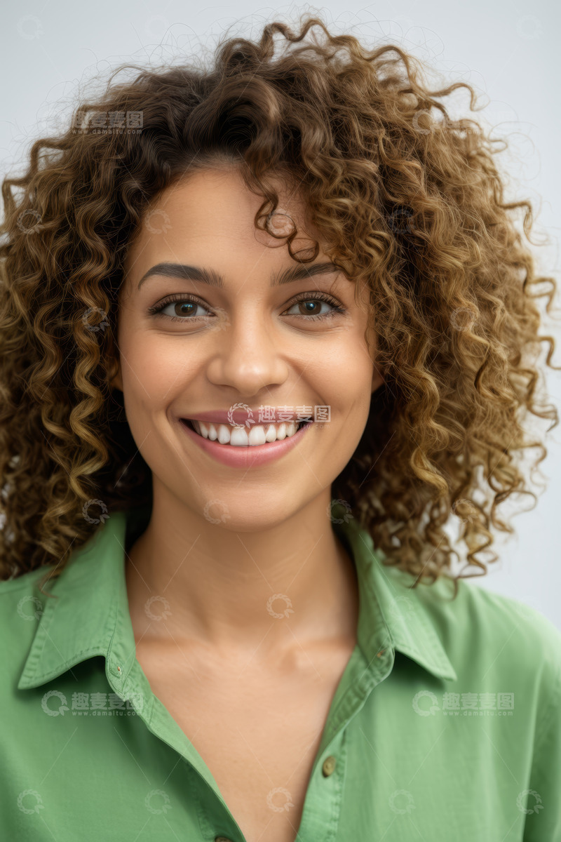 高清大图下载【趣麦麦图】微笑卷发女人肖像素材