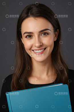 手持蓝色文件夹微笑的女性