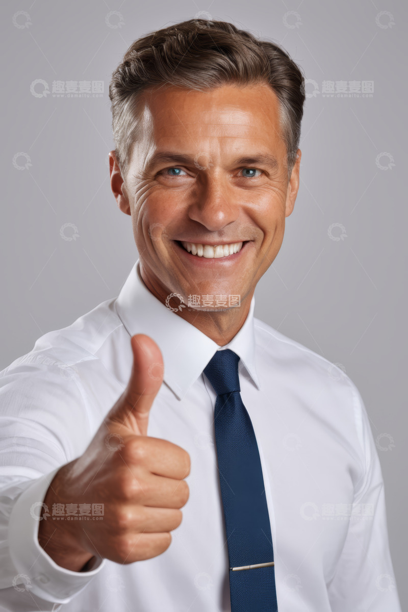 高清大图下载【趣麦麦图】商务男士竖大拇指正面照