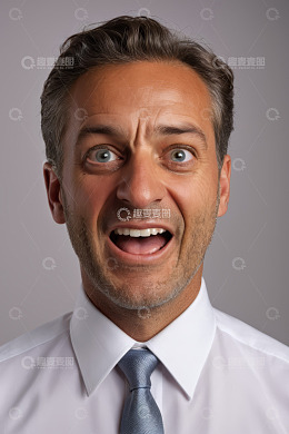 表情惊讶的商务男士肖像