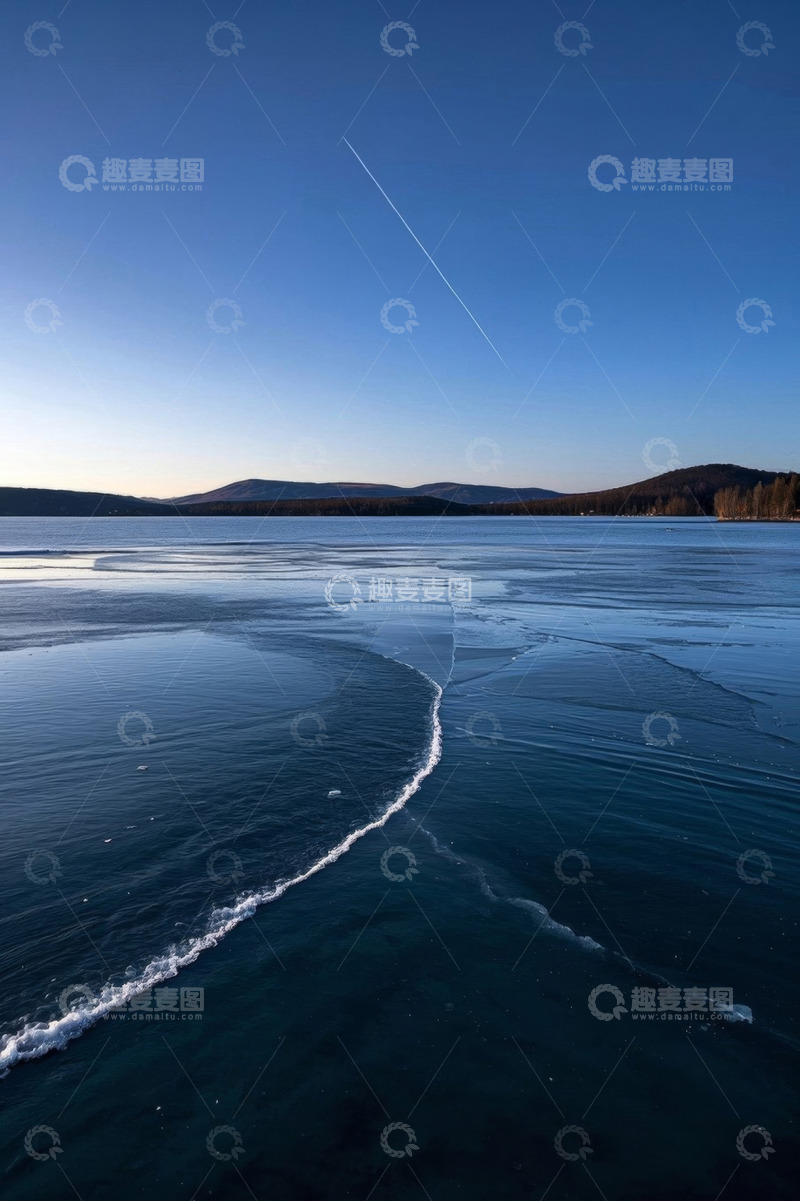 高清大图下载【趣麦麦图】冰冻湖面与远山蓝天景色
