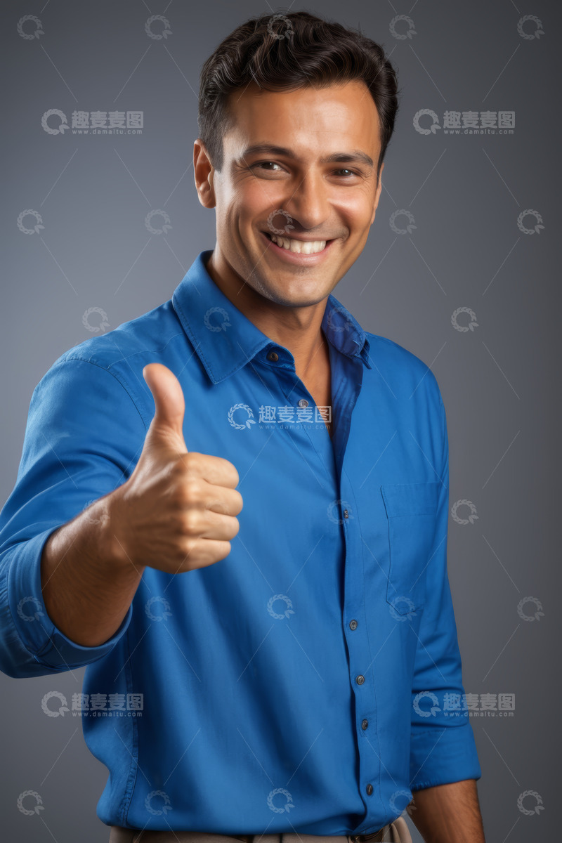 高清大图下载【趣麦麦图】穿蓝衬衫男子竖大拇指微笑