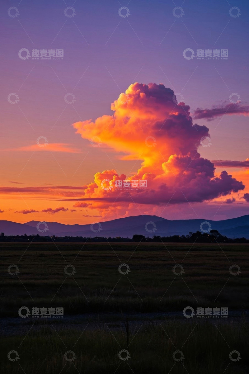 高清大图下载【趣麦麦图】田野上空绚丽日落与云朵景观