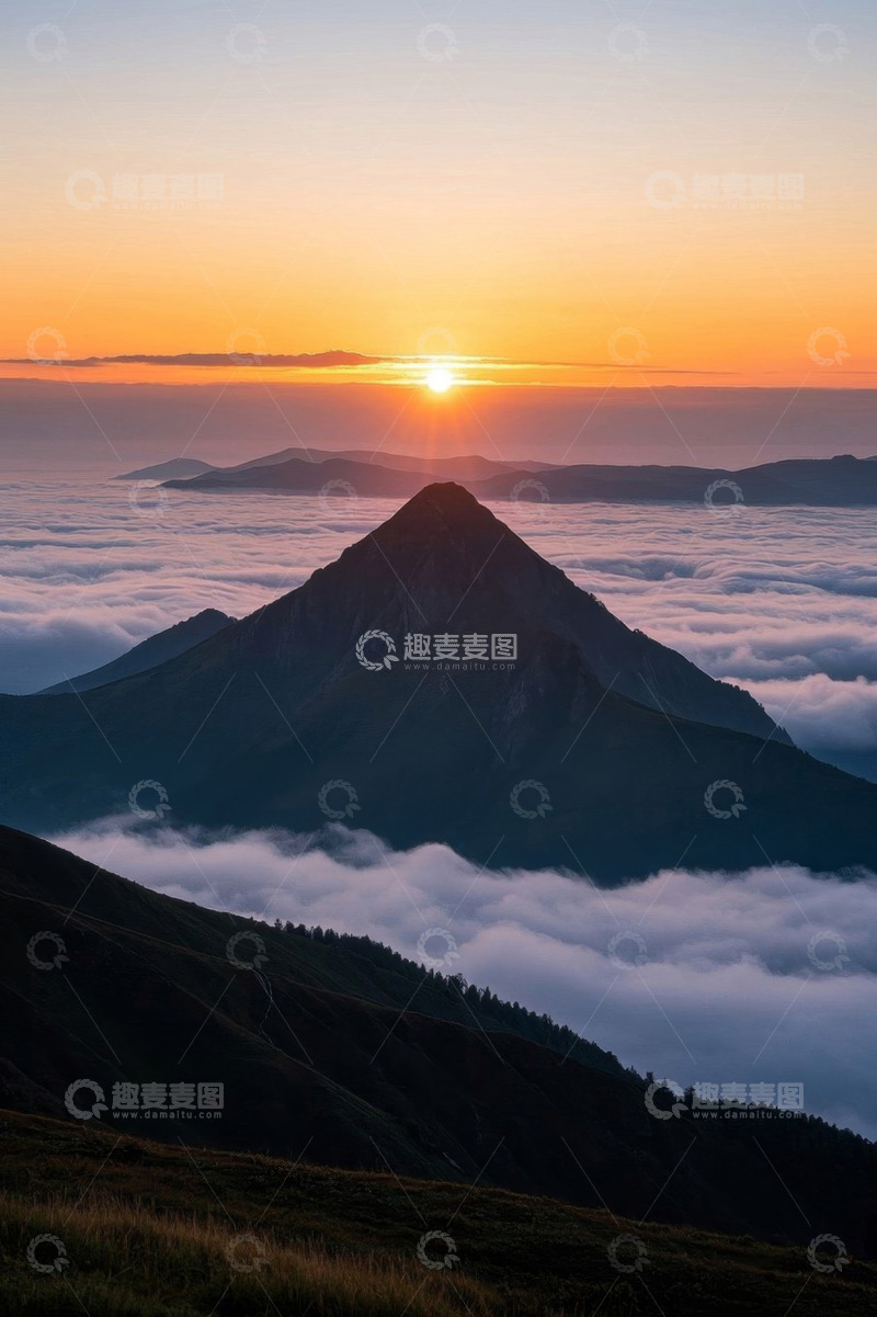 高清大图下载【趣麦麦图】日出时分山峦云海景观