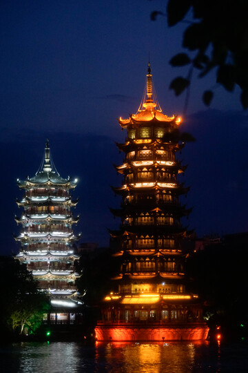夜幕下的日月双塔映水