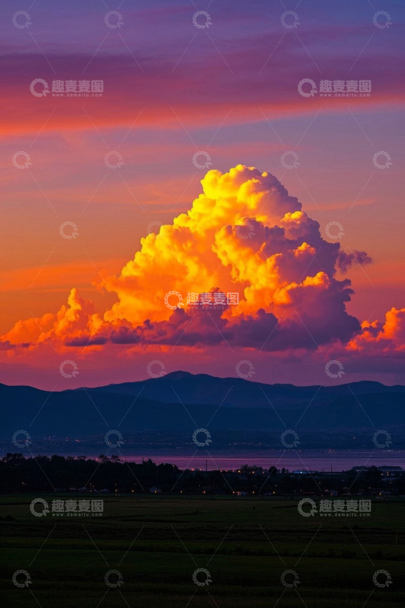 高清大图下载【趣麦麦图】晚霞下田野与壮观积云景象